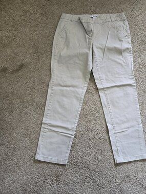 Womens New York and Company size 6 Kahkis